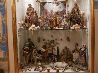 Su una parete fa sfoggio un presepe napoletano settecentesco, disposto su pi� livelli...